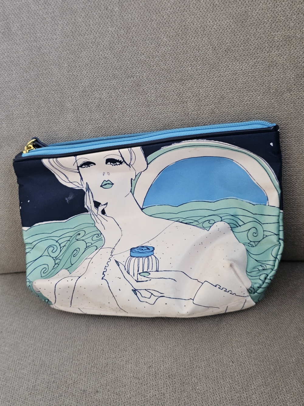 Estée Lauder cosmetic bag